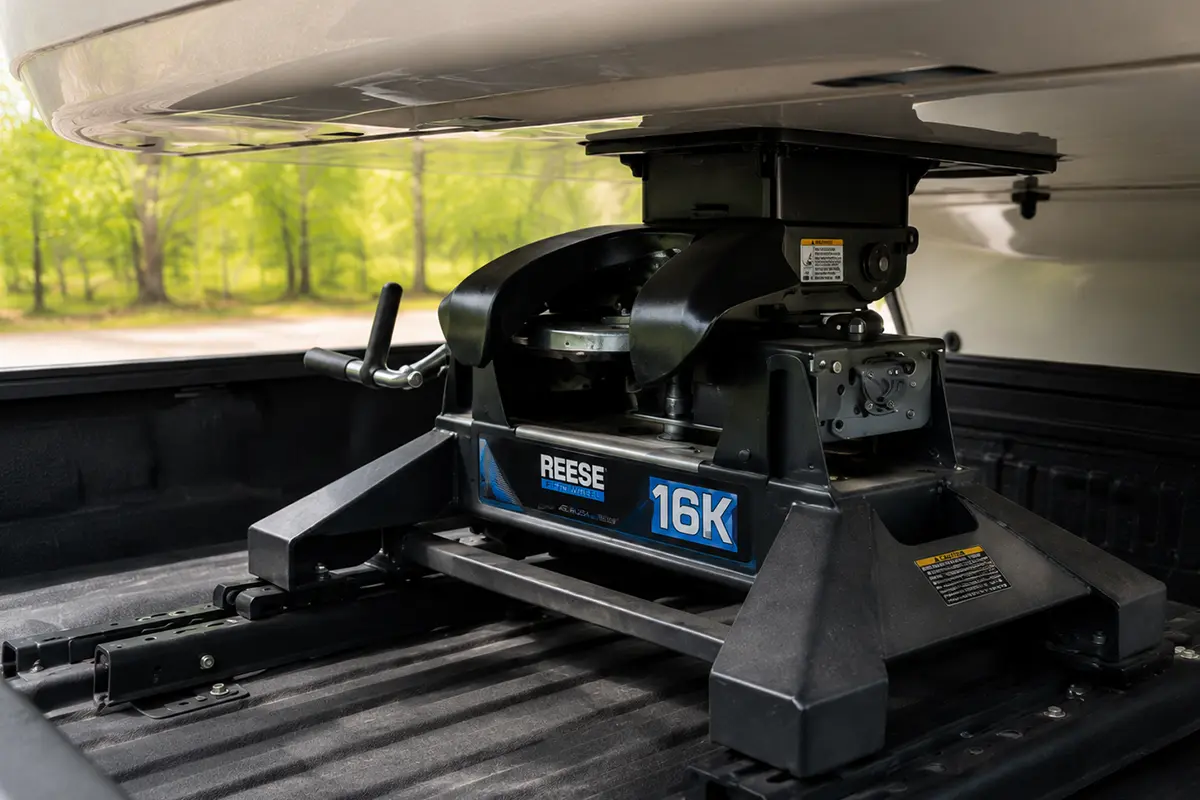 Tow bar and base plate on a dinghy vehicle